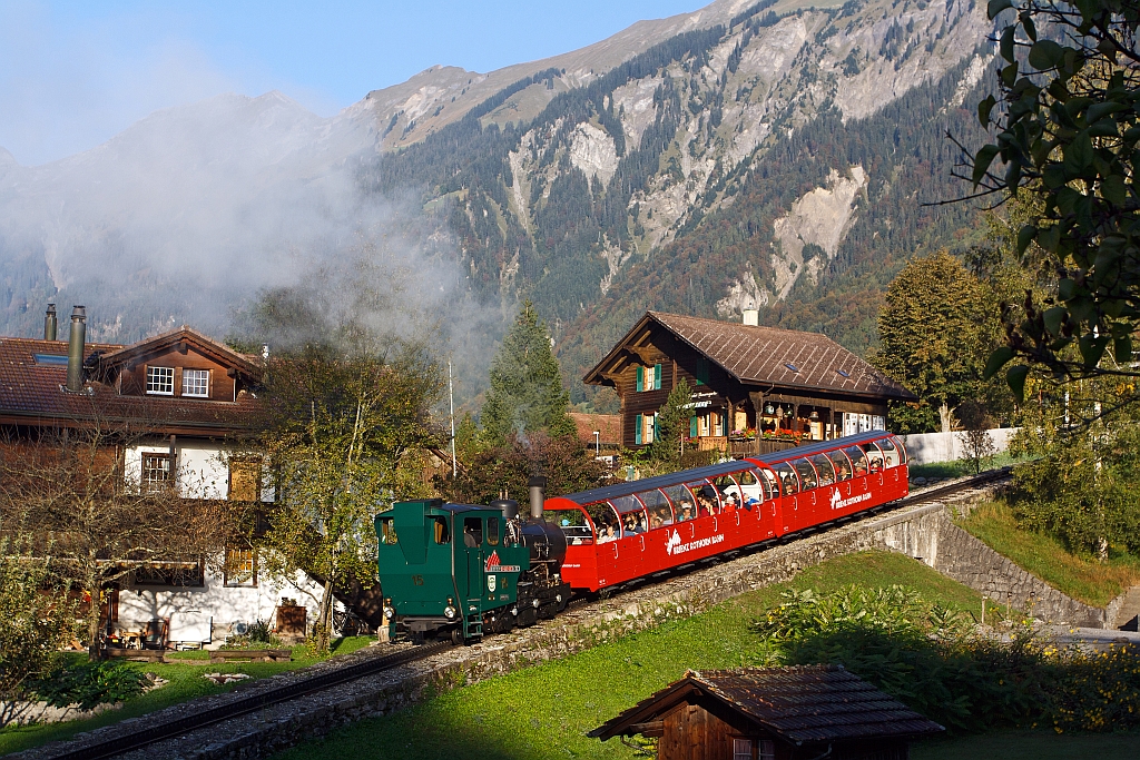 Ein Ausblick am 01.10.2011 morgens aus dem Hotelfenster, die Heizl befeuerte Lok 15 der BRB fhrt von Brienz zum Rothorn (2244 m . M.) hinauf. Die Lok wurde 1996 bei der SLM unter Fabrik-Nr. 5690 gebaut.