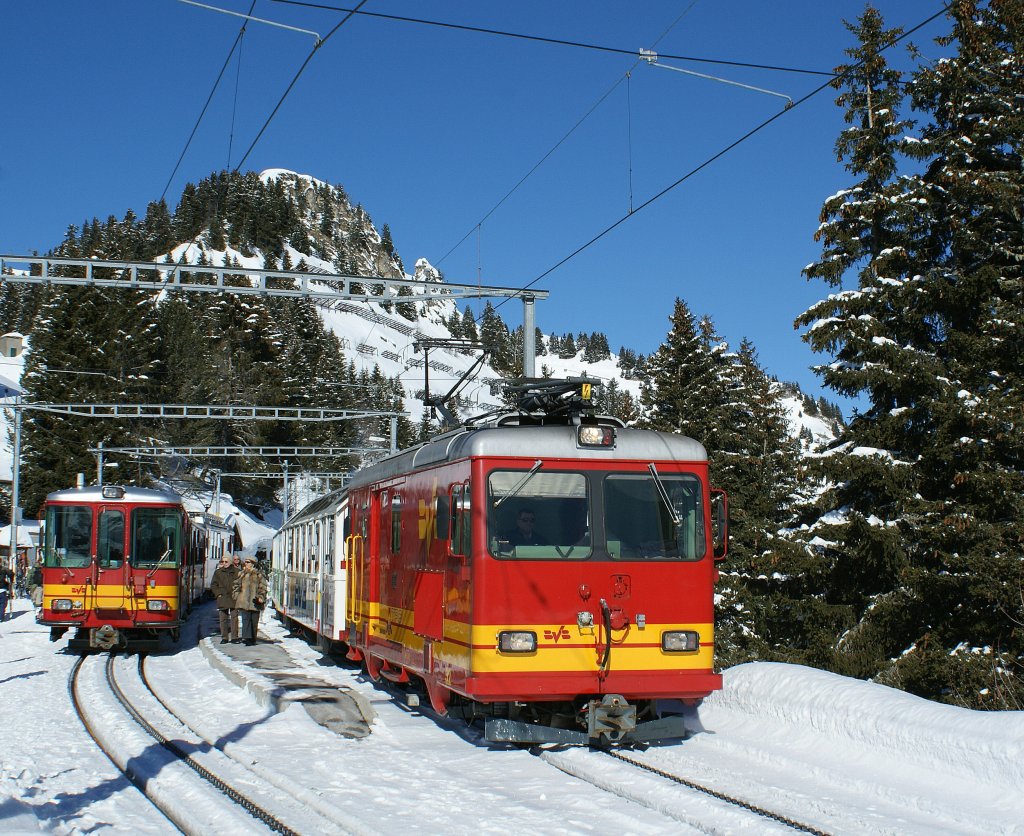 Ein Bergwrs- und ein Talwrts fahrende Zur der BVB kreuzen sich in  Bouguetins am 8. Feb. 2010.