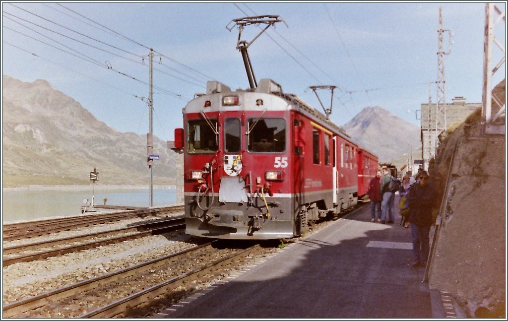 Ein Bernina-Regionalzug in Bernina Ospizio. 
Gescanntes Negativ vom Sept 1993