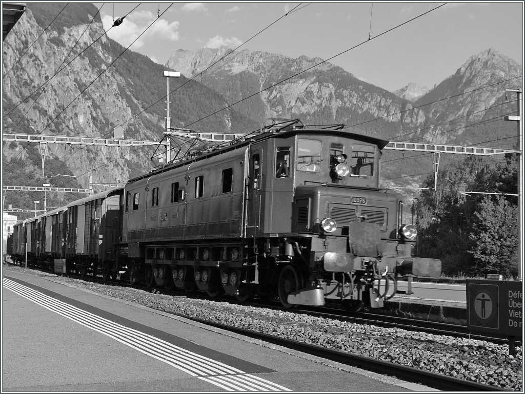 Ein Bild der Ae 4/7 mit dem  Historischen Gterzug  bei der Durchfahrt in Martigny vom 20. August 2011