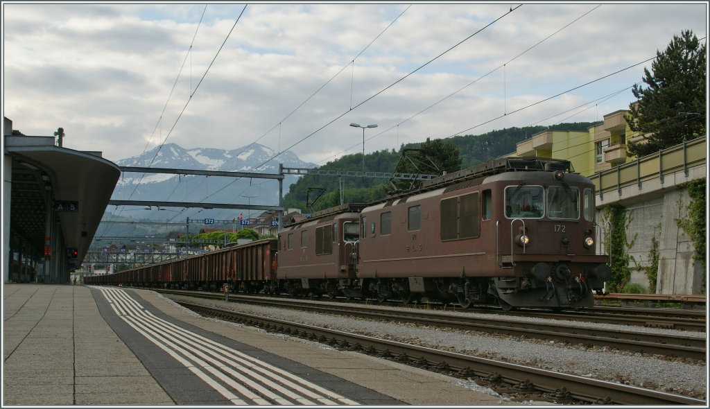 Ein Bild fr Marc: Zwei alte Damen auf dem Weg nach Basel beim Halt in Spiez. 
1. Juni 2012