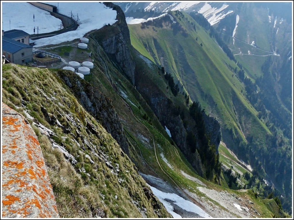 Ein Bild fr Margaretha: Die Oma-Bank an den Rochers de Naye ist besetzt und in einer der Juchten mchte Jeanny auch nicht bernachten. ;-) 26.05.2012 (Hans)