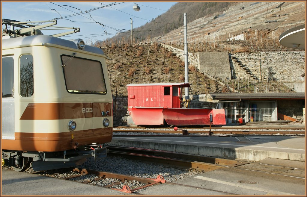 Ein Blick hinter die Kulissen der A-L: BDeh 2/4 203 und zur Zeit arbeitlose X 801 bei der Haltestelle Aigle Dpt AL am 4. Feb. 2011. 
