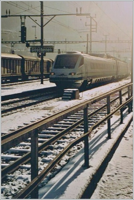 Ein CIS ETR 470 auf dem Weg nach Zrich bei der Durchfahrt in Gschenen.
16. Nov. 2001 / gescanntes Foto 