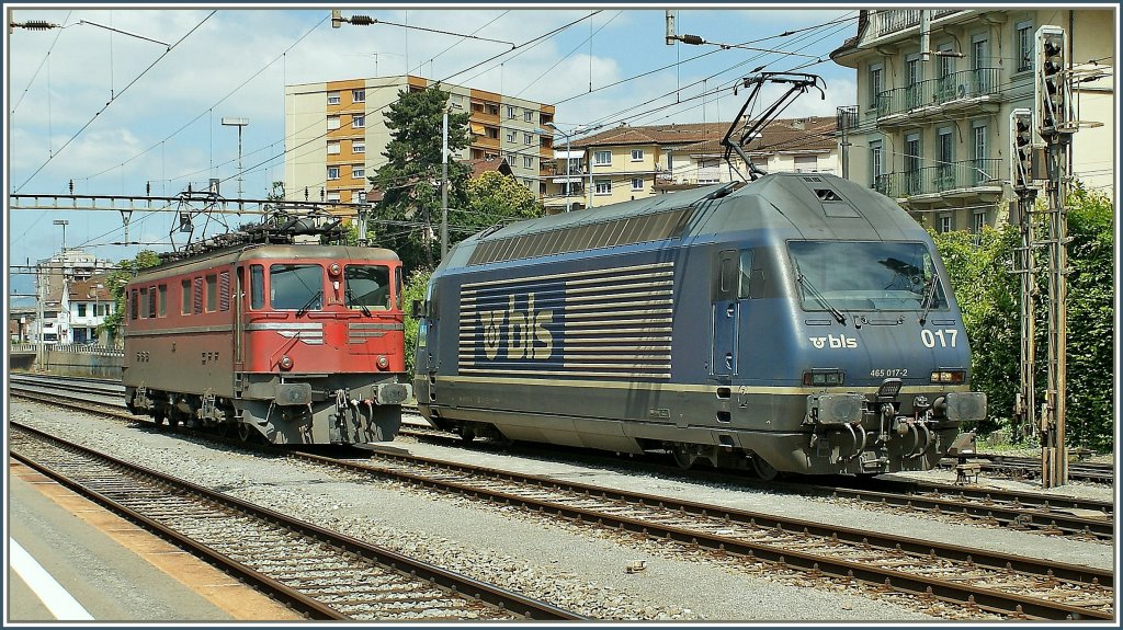 Ein eher seltener Gast in Renens VD: BLS Re 465 017-2. Im Hintergrund die Ae 6/6 11424. 
4. Juni 2010 