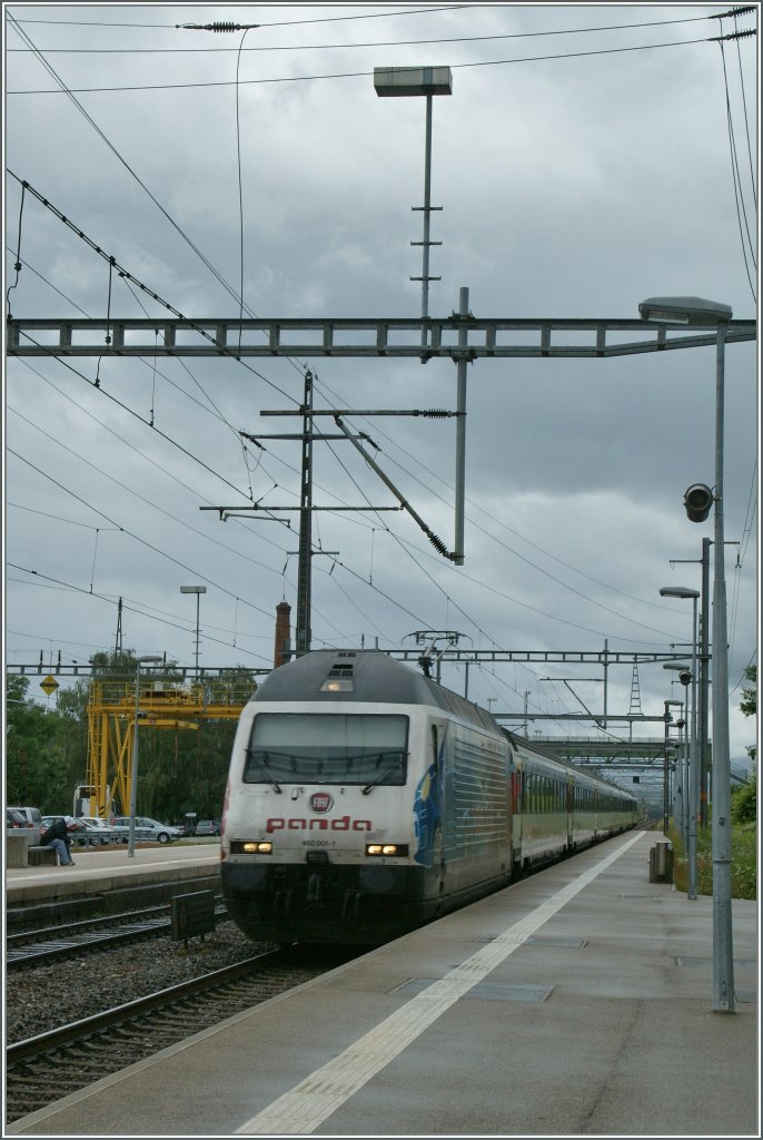 Ein  Fiat Panda  kommt - Re 460 001-1 bei der Durchfahrt in Allaman. 
 12.06.2012