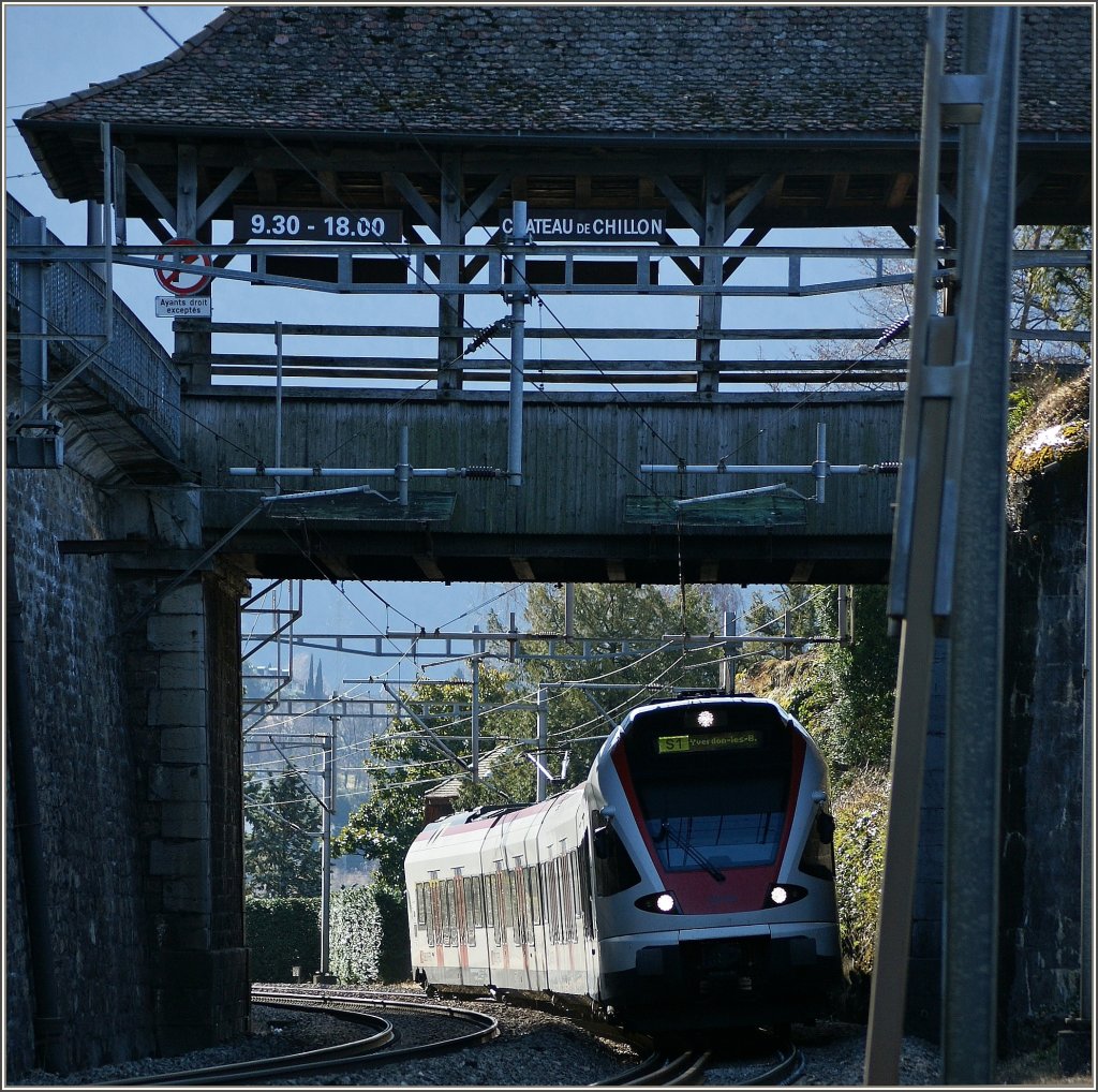 Ein Flirt kurz vor dem Bahnhof Veytaux-Chillon.
(06.03.2012)