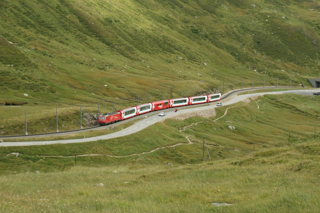 Ein Glacier Express kurz vor der Station Oberalp Passhhe am 22. August 2009. 