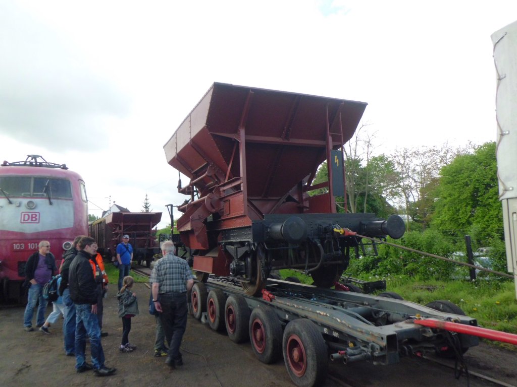 Ein G�terwagen wird bei den Bahnwelttagen 2013 auf einen Stra�entransportwagen gezogen