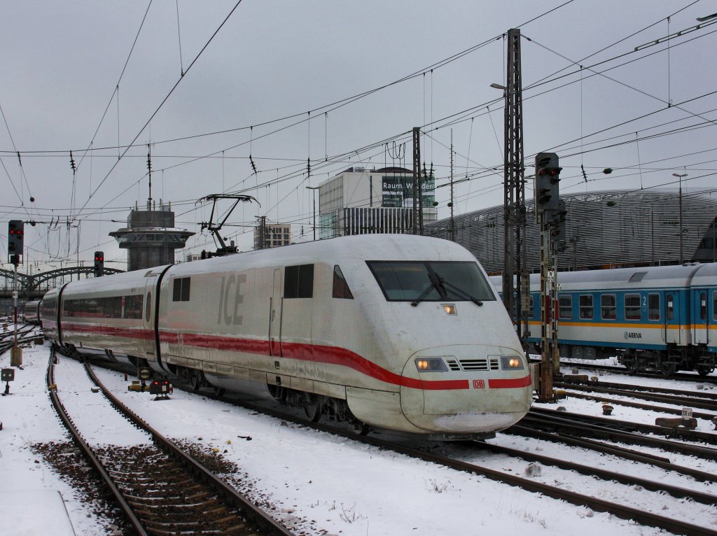 Ein ICE 1 am 28.12.2010 bei der Einfahrt in den Mnchner Hbf.