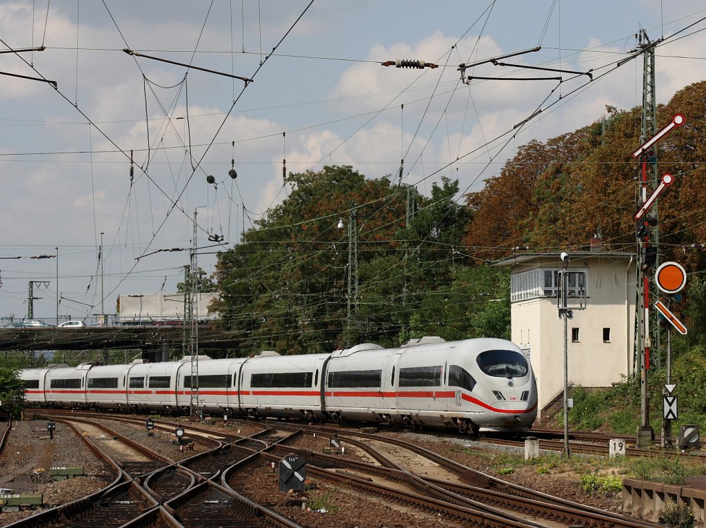 Ein ICE 3 am 27.08.2009 bei der Ausfahrt aus dem Hanauer Hbf. 
