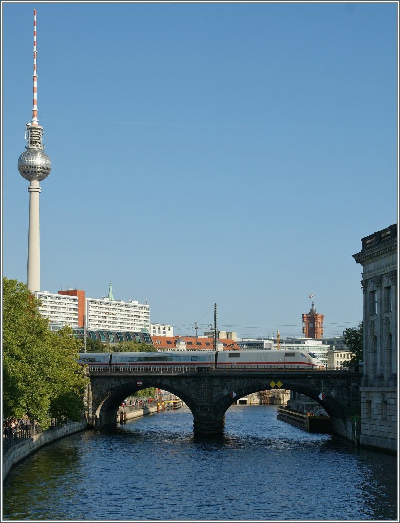 Ein ICE bei zwischen Berlin Friedrichstrasse und Alexanderplatz.
16. Sept. 2012