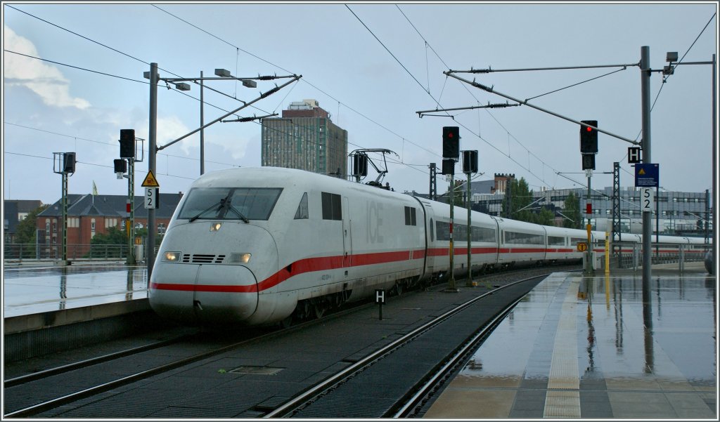 Ein ICE erreicht Berlin Hauptbahnhof. 
13. Sept. 2010