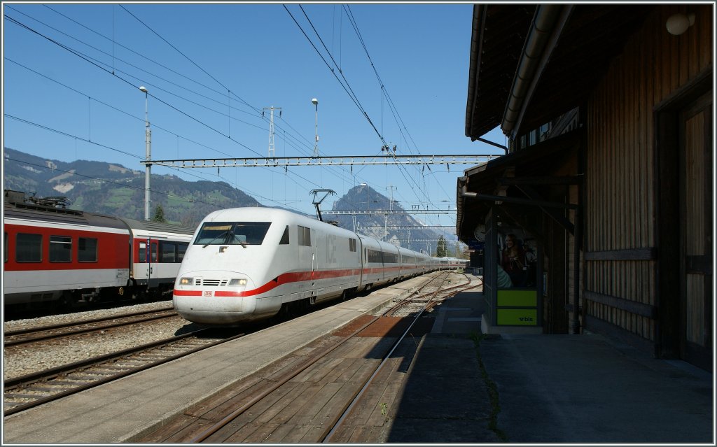 Ein ICE nach Berlin kreuzt in Leissigen den IC nach Interlaken.
9.4.11