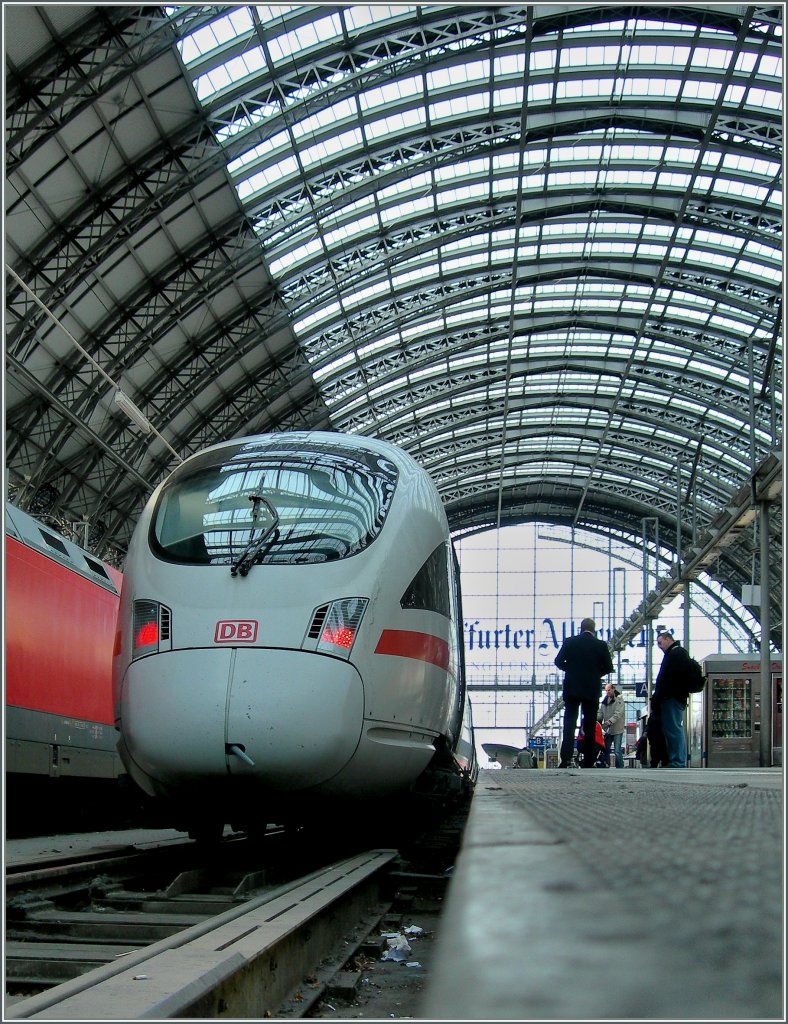 Ein ICE-T (?) steht Abbfahrbereit in Frankfurt Hbf. 
23. Feb. 2008