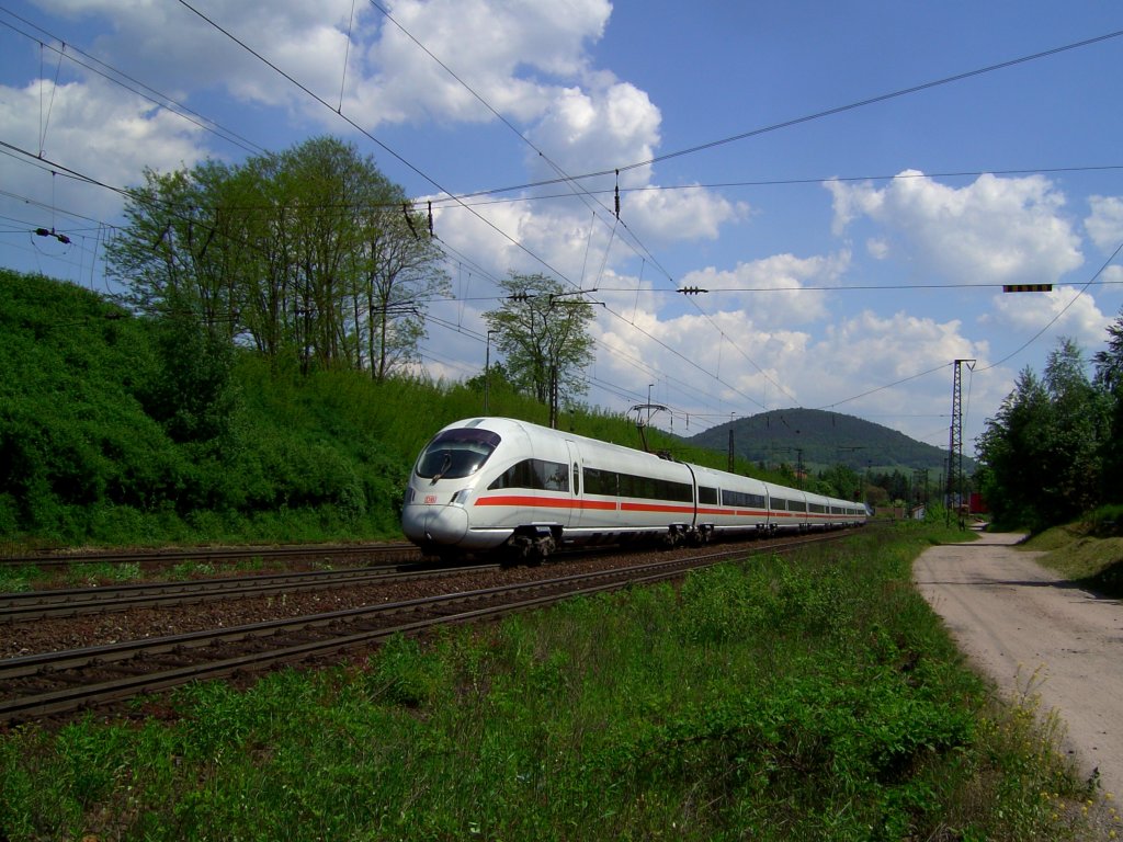 Ein ICE-T am 13.05.2008 bei der Durchfahrt durch Laufach.
