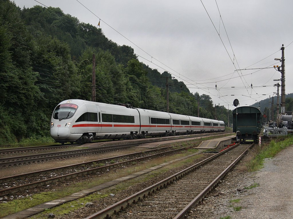 Ein ICE-T am 13.08.2010 bei der Durchfahrt in Wernstein.
