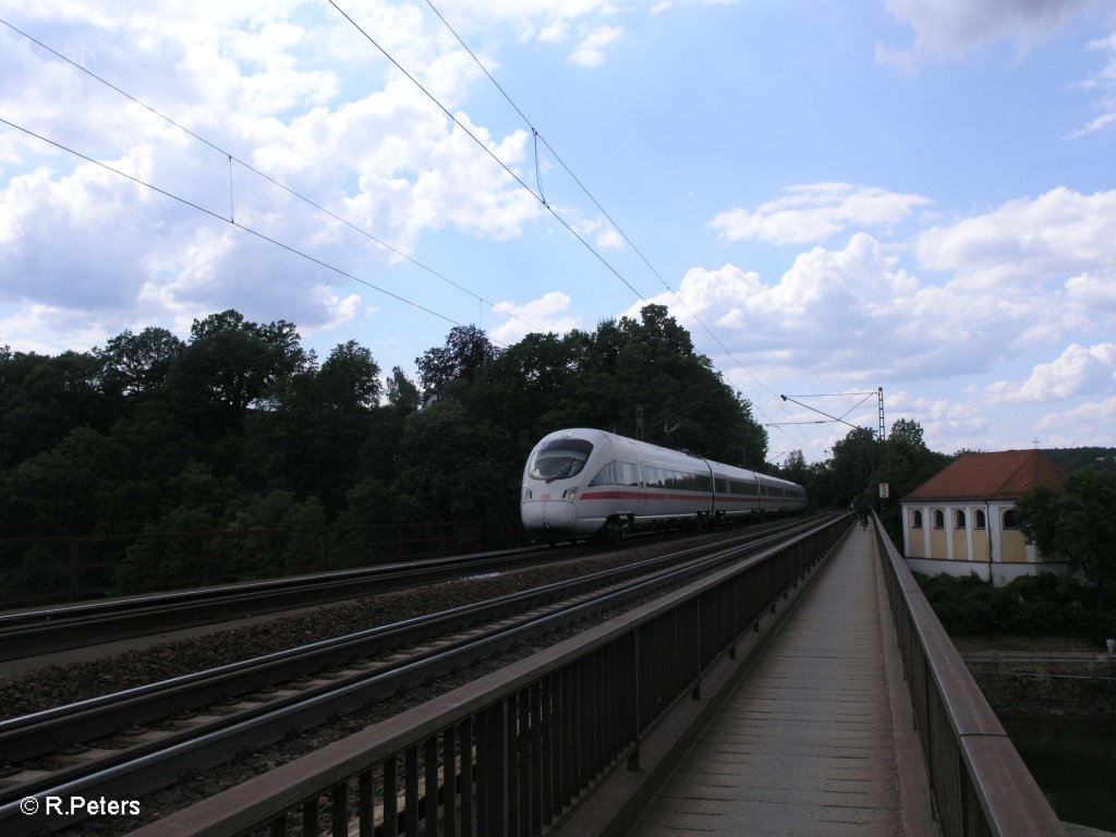 Ein ICE zieht ber die Donaubrcke bei Regensburg auf den Weg nach Wien. 20.06.09