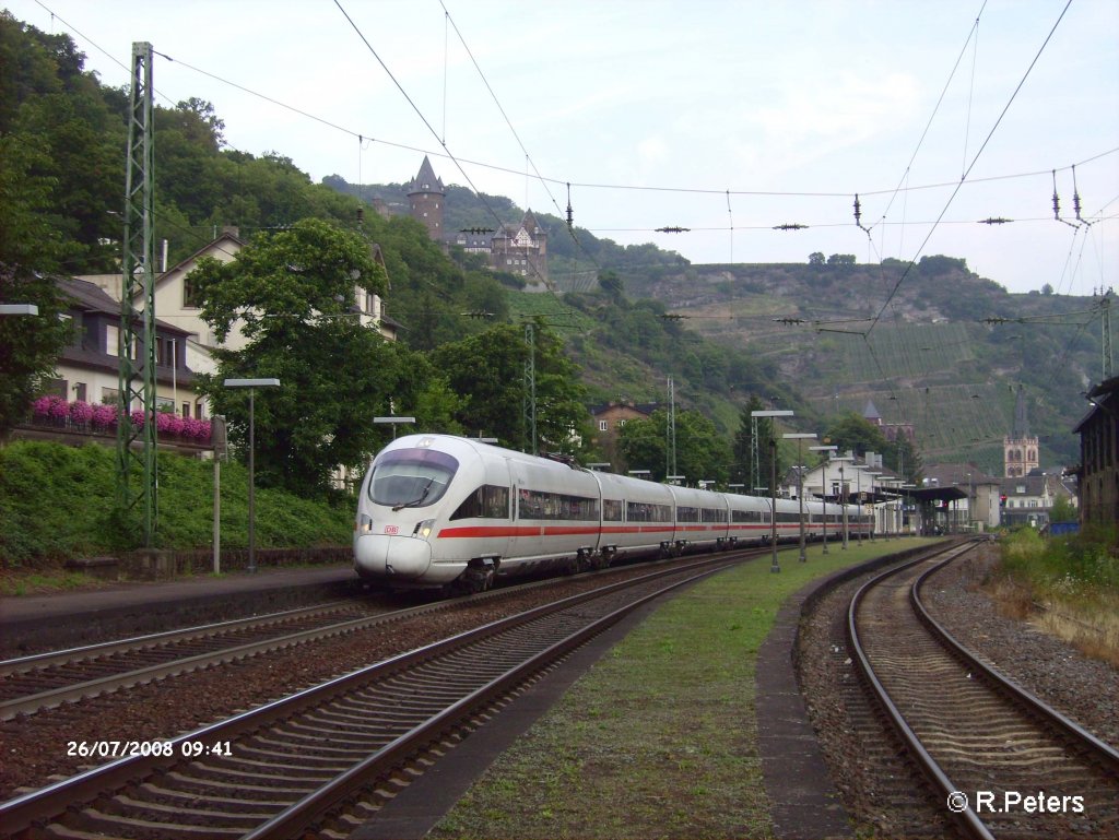 Ein ICE3 durchfhrt Bacharach auf dem Weg nach Sden. 26.07.08