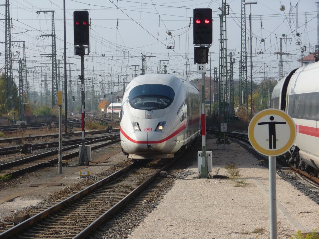 Ein ICE3-P�rchen erreicht am 29.10.2011 den N�rnberger Hauptbahnhof.