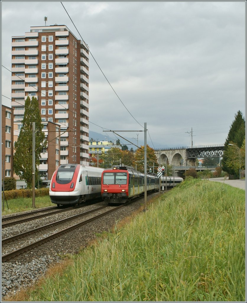 Ein ICN nach St.Gallen und ein Regio nach Biel/Bienne begegnen sich bei Grenchen.
19.10.2010