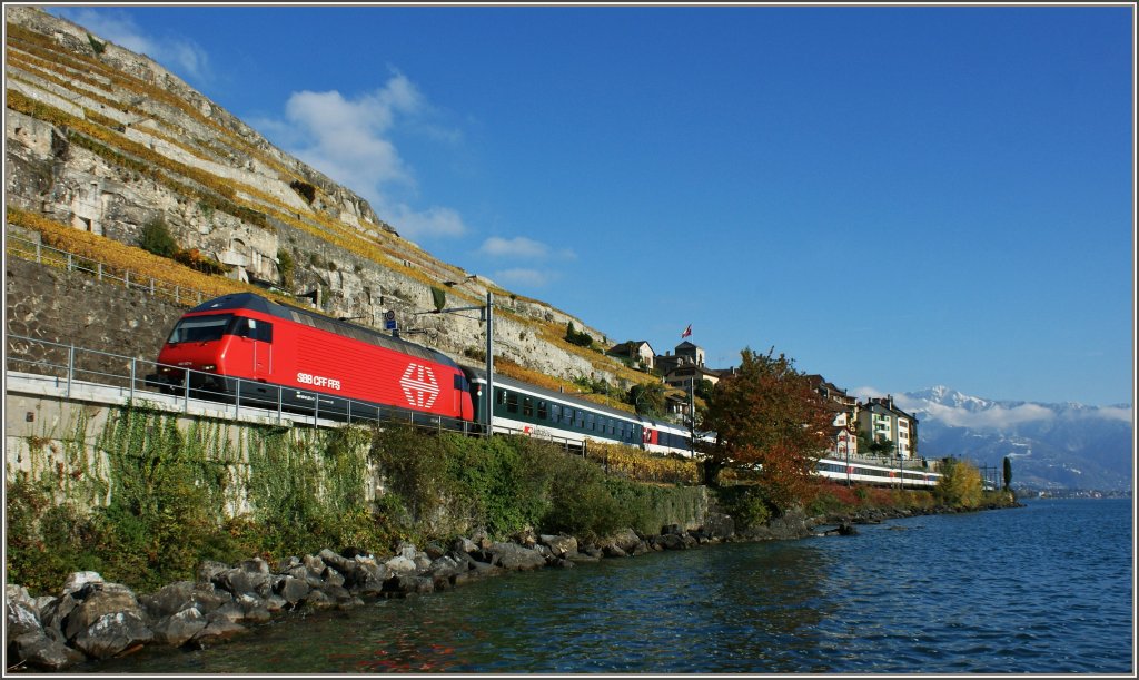 Ein IR auf der Fahrt nach Lausanne, bei St.Saphorin.
(29.10.2012)