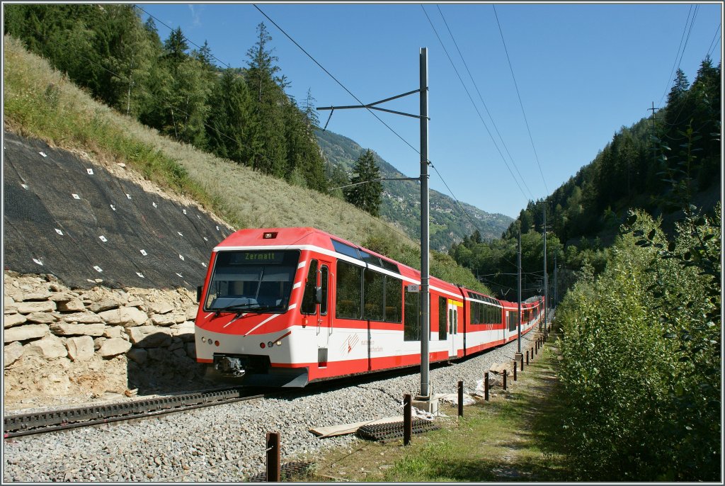 Ein Komet im letzten Zahnstangenabschnitt zwischen Kalpetran und St. Niklaus. 
11. August 2012