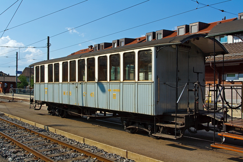 
Ein kurzer Holzkasten-Vierachser der Anfangszeit, der ehemalige MOB C4 45 ein 3.Klasse – Plattformwagen mit Raucher- und Nichtraucherabteilen (Fumeur / Non fumeur), der Museumsbahn Blonay-Chamby, am 27.05.2012 im Bahnhof Blonay.

Der Wagen wurde von der Schweizerische Industrie-Gesellschaft Neuhausen (SIG) 1902 gebaut und als BC4 22 an die Montreux-Berner Oberland-Bahn (MOB) geliefert, 1912 erfolgte die Umzeichnung zum C4 45. Die auf der linken Seite erkennbaren zwei Doppelfenster mit grerem Abstand erinnern noch an die frheren 2.-Klasse-Abteile, die sich dort befanden. Im Jahr 1956, mit dem Wegfall der 3. Klasse, wurde der Wagen zum B 45. Im Jahr 1971 kam der Wagen als Geschenk an die Museumsbahn Blonay–Chamby und wurde wieder in den alten Zustand versetzt. Der 9,6 Tonnen schwere, 11,5 m lange Wagen bietet 48 Fahrgsten in der 3. Klasse Platz.

Das Bild zeigt den Zustand des Wagens von 2012, aktuell fhrt der Wagen bei der Museumsbahn Blonay–Chamby wieder als MOB BC4 22.

TECHNISCHE DATEN eines BDe 4/4:
Spurweite: 1.000 mm (Meterspur)
Achanzahl: 4 (in 2 Drehgestellen)
Lnge ber Puffer: 11.500 mm
Drehzapfenabstand: 6.500 mm
Achsabstand im Drehgestell: 1.200 mm
Eigengewicht: 9,6 t
Hchstgeschwindigkeit: 55 km/h