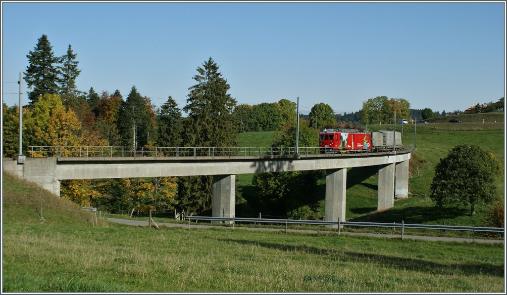 Ein kurzer Mllzug auf der modernen und somit nicht ganz passenden Brcke bei La Ferrire am 8. Okt 2010 