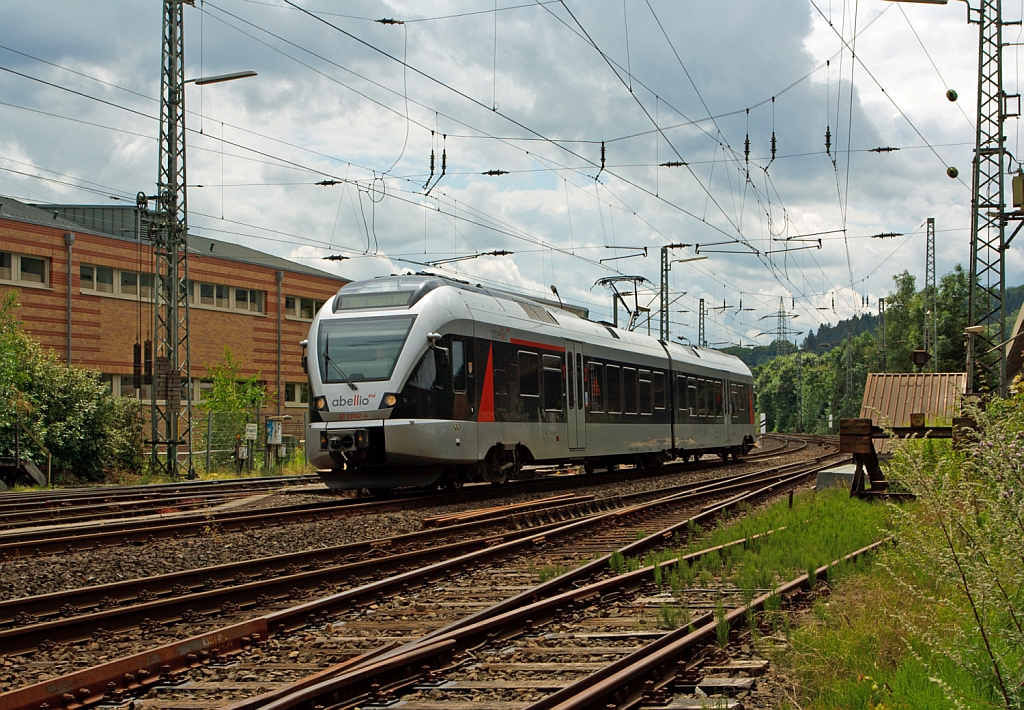 Ein  kuzer Flirt - ET 22002 (2-teiliger Stadler Flirt) der Abellio Rail NRW am 10.07.2012 kurz vor der Einfahrt in den Bahnhof Siegen-Geisweid, die Fahrtrichtung ist Hagen. Er fhrt die KBS 440 (Ruhr-Sieg-Sttrecke) Siegen-Hagen als RB 91 (Ruhr-Sieg-Bahn). 