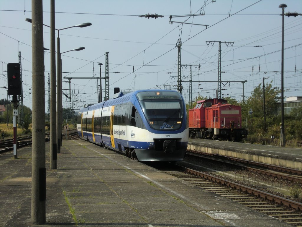 Ein lange nicht mehr gesehender Freund rollt am 3.9.2011 in den Bf. Neubrandenburg, der VT 0010.