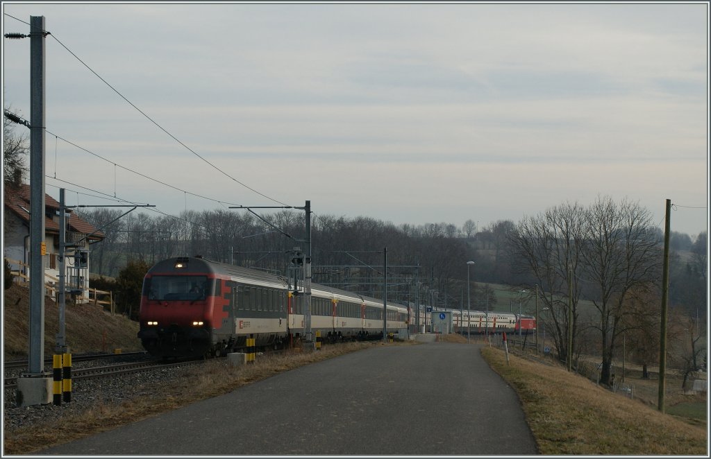 Ein langer IC mit einem EW IV Steuerwagen ins Ursprungsfarbgebung an der Spize frht ohne Halt in Siviriez vorbei. 
12. Mrz 2012