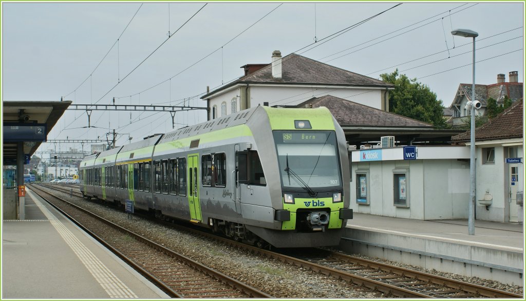 Ein  Ltschberger  als S5 nach Bern wartet in Murten auf die Abfahrt. 
22. Juli 2010