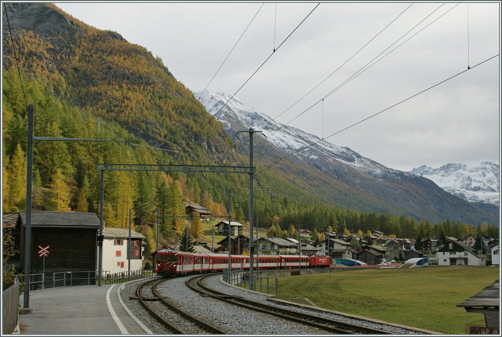 Ein MGB Pendelzug auf dem Weg von Zermatt nach Brig erreicht Randa.
19. Okt. 2012