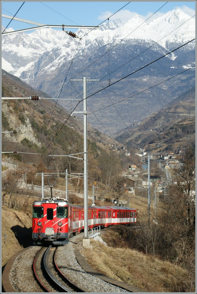 Ein MGB Regionalzug im Zahnstangenabschnitte bei Stalden auf der Talfahrt. 
21. Jan 2011.