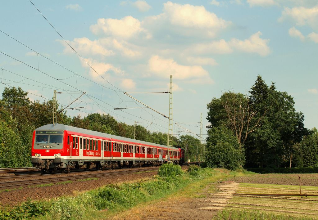 Ein N-Wagenzug rauschte als Regionalbahn nach Itzehoe durch Halstenbek am 10.6.11.