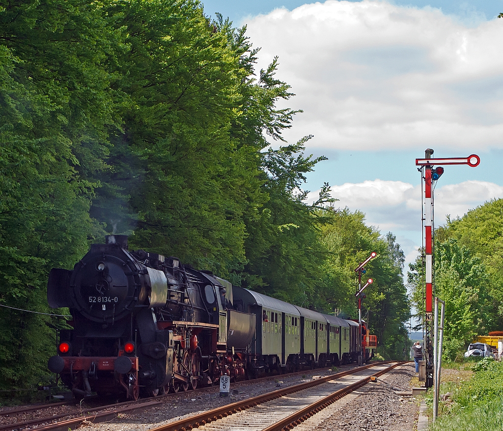 Ein Nachschu auf ein Sandwich: Die 52 8134-0 der Eisenbahnfreunde Betzdorf mit roten Lichtern schiebt und die WEBA 7 (MaK OnRail DH 1004/8) der Westerwaldbahn zieht den Sonderzug am 13.05.2012 vom Bahnhof Ingelbach in Richtung Neitersen. Der Sonderzug verkehrte im  Zweistundentakt auf der Westerwald-Strecke Ingelbach - Altenkirchen - Neitersen.