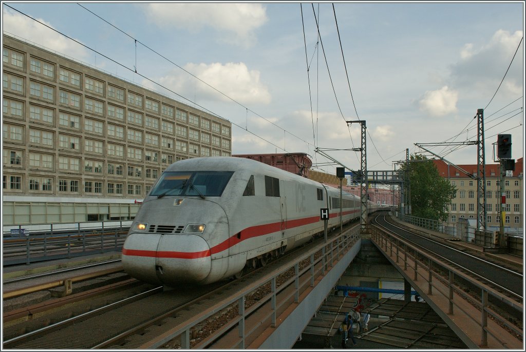 Ein nicht ganz saubere ICE erreicht Berlin Alexanderplatz, wo er ohne Halt durchfhrt.
17.09.2012