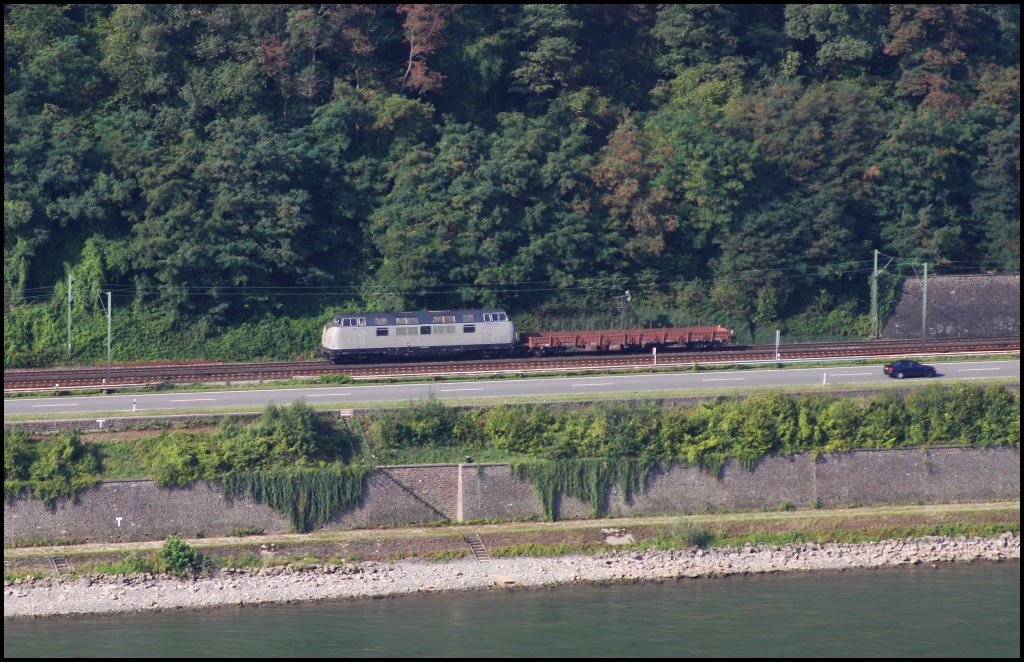 Ein Notschuss aus den Weinbergen von der gegenberliegenden rechten Rheinseite musste gemacht werden, als ich eine V200 in der Ferne erahnte...V 270.09(221 121-7) der SGL am 31.08.11 in der Nhe von Oberwesel