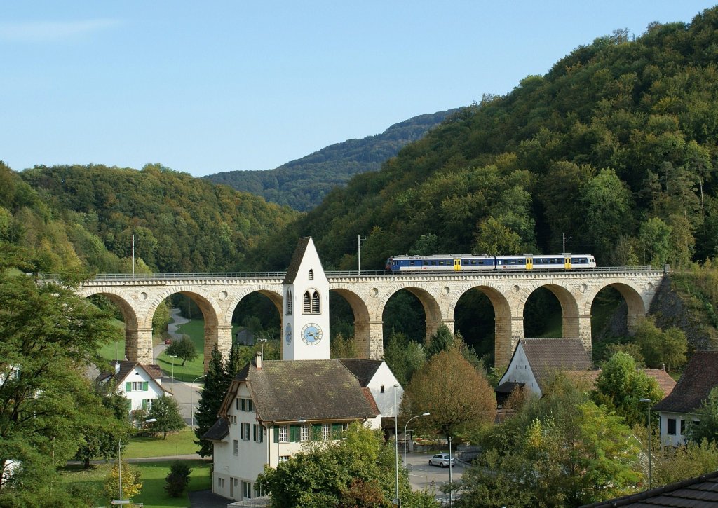 Ein NPZ auf dem fotogenen Rmlinger Viadukt auf derStrecken Sissach - Lufelfingen - Olten (Alte Hauensteinlinie)
2. Okt. 2009