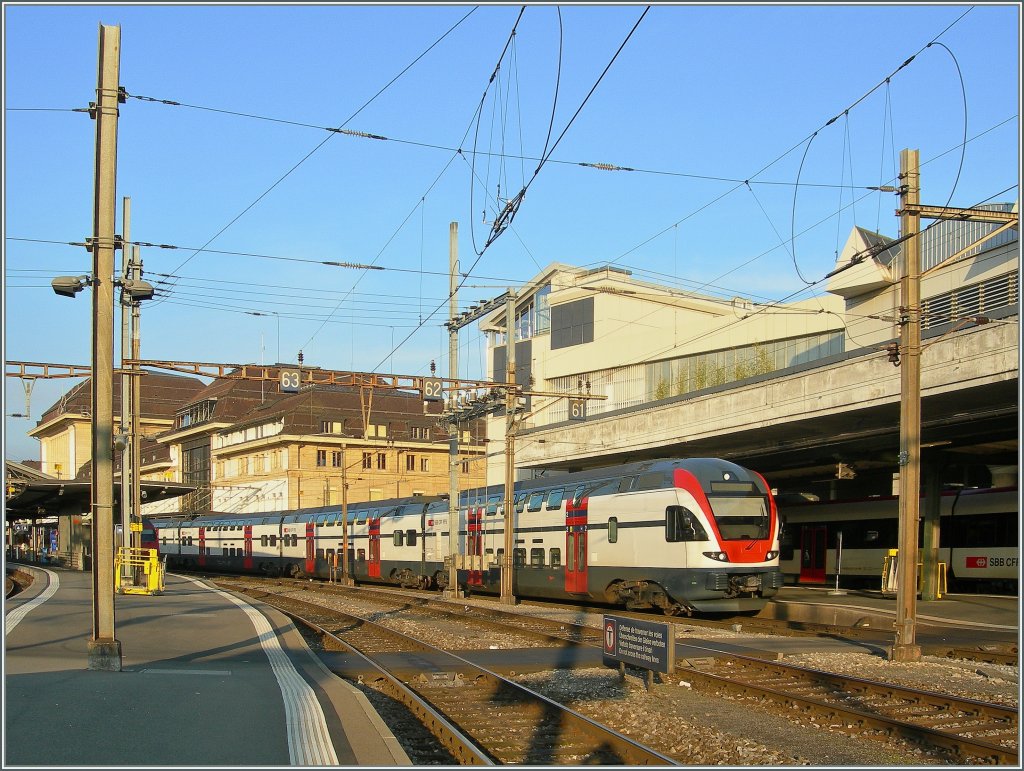 Ein Nummerloser (jedenfalls auf der Stirnseite)* 511 in Lausanne auf der Fahrt nach Romont.
6. Jan. 2013
*Nachtrag vom 8.1.13: es handelt sich um den 511 113