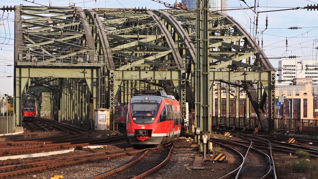 Ein paar Mal muss ich noch probieren, ums so hinzukriegen, wie ich es mir vorstelle :D 644 040 als RE 22 nach Trier wird gleich in den Klner Hbf einfahren. (29.10.10)