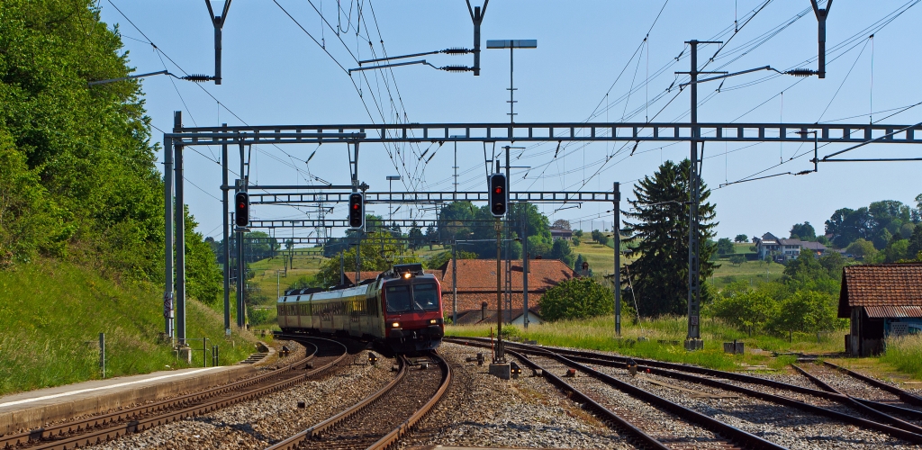 Ein RBDe 560 NPZ Triebzug als S 21 nach Lausanne bei der Einfahrt in den Bahnhof Puidoux-Chexbres am 28.05.2012.

Stefan ist diese BR richtig?