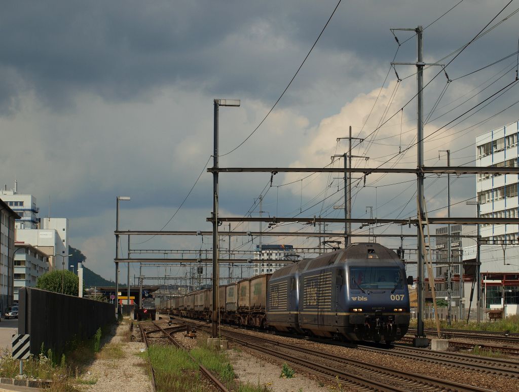 Ein Re 460 Doppel donnerte angefhrt durch Re 460 007 mit einem Ambroggio am Haken durch Pratteln am 4.8.11.