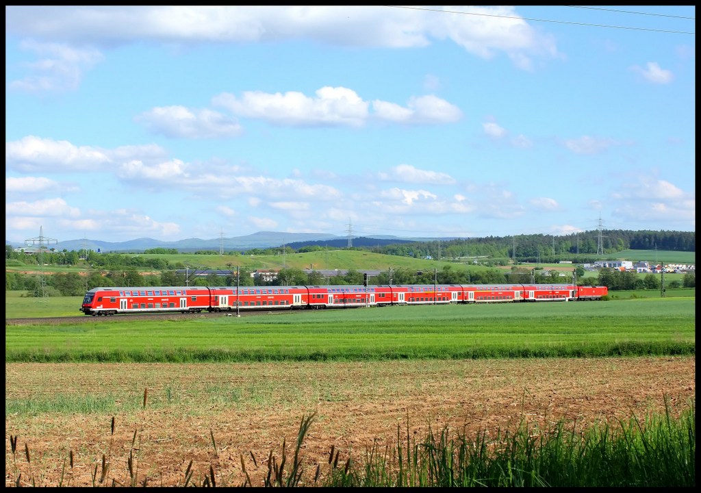 Ein RegionalExpress nach Fulda mit einer unbekannt gebliebenen 114er am 18.05.13 bei Kerzell