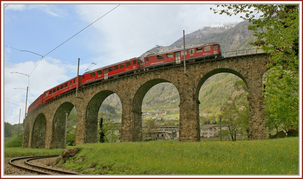 Ein Regionalzug auf dem bekannten Kreisviaduckt bei Brusion fhrt nordwrts.
8. Mai 2010