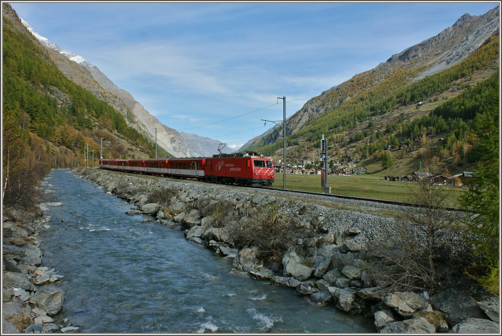 Ein Reisezug der MGB, kurz nach Tsch, bringt neue Gste nach Zermatt.
(19.10.2012)O