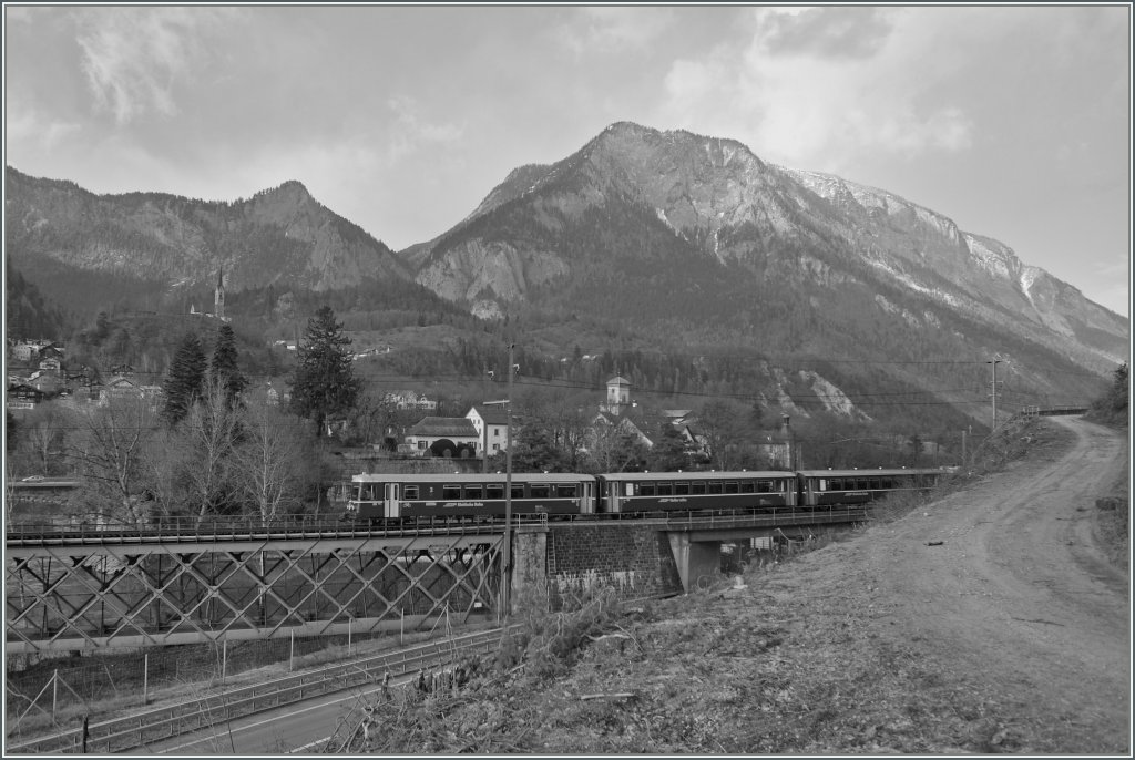 Ein RhB Be 4/4 Pendelzug hat Reichenau Tamins verlassen und fhrt nun ber die Rheinbrcke. 
15. Mrz 2013