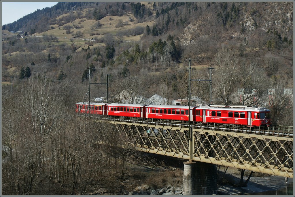 Ein RhB Be 4/4 Pendelzug hat Reichenau Tamins verlassen und fhrt nun ber die Rheinbrcke. 15. Mrz 2013