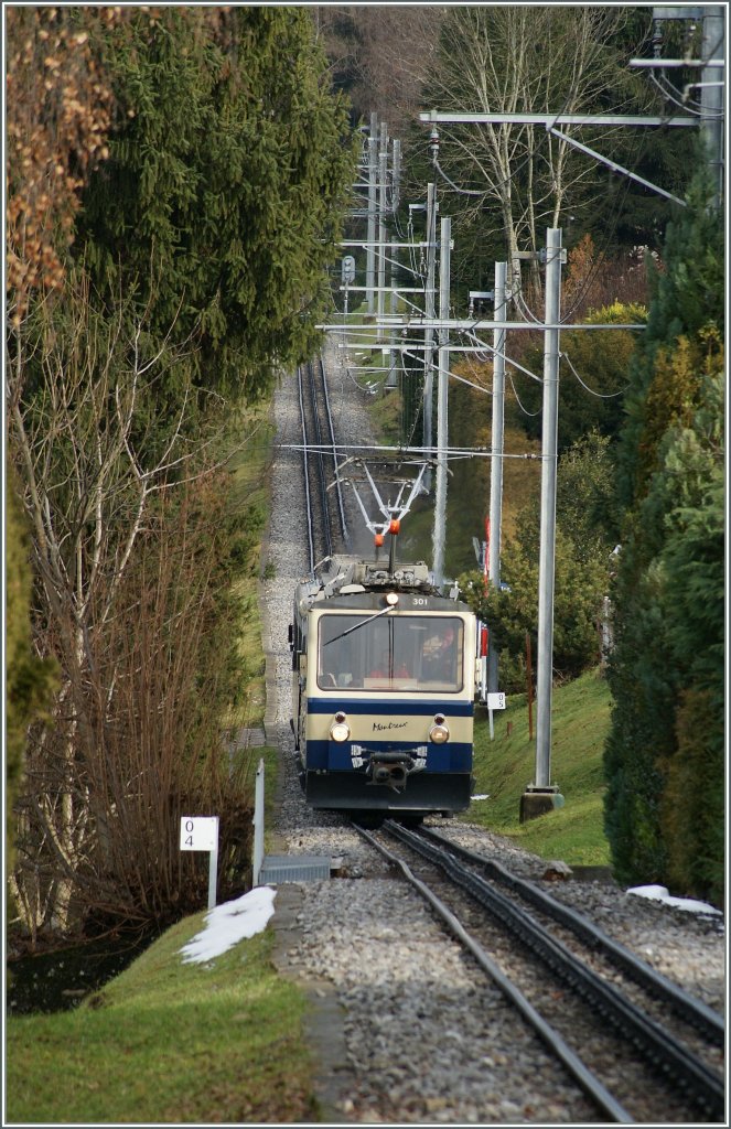 Ein Rochers de Naye Zug erreicht in Krze Glion. 
23. Dez. 2012